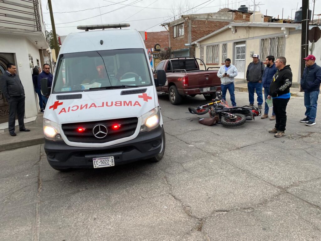 Se impacta motociclista contra vehículo, tenía fractura expuesta
