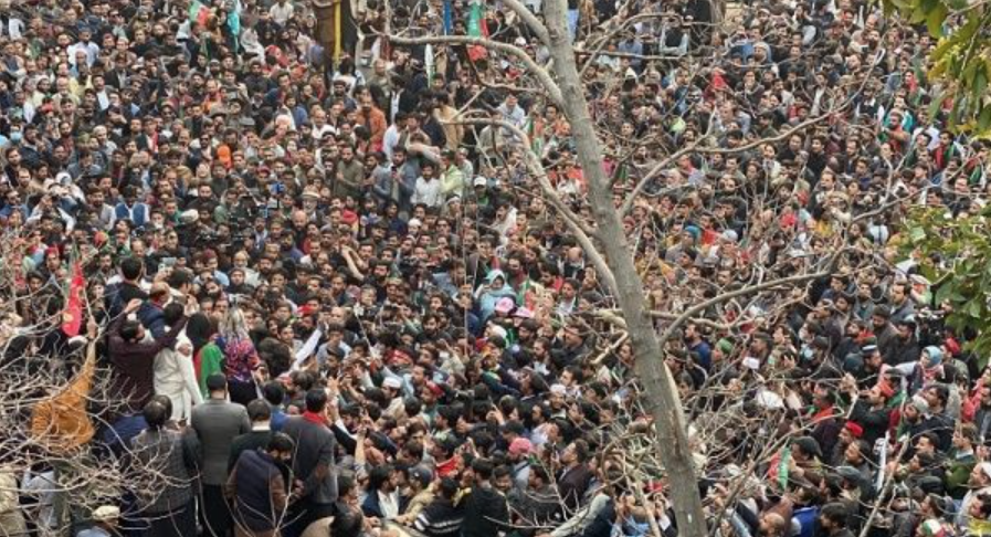 Oleada de protestas después de acusaciones de fraude electoral en Pakistán