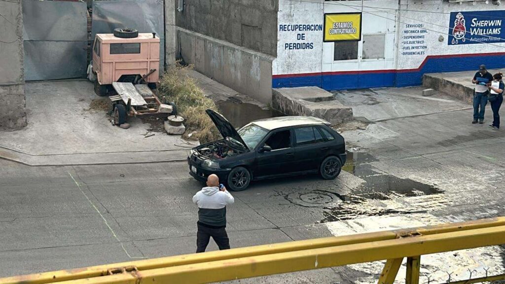 Mujer sicaria asesina a balazos a un hombre que reparaba su vehículo en la calle