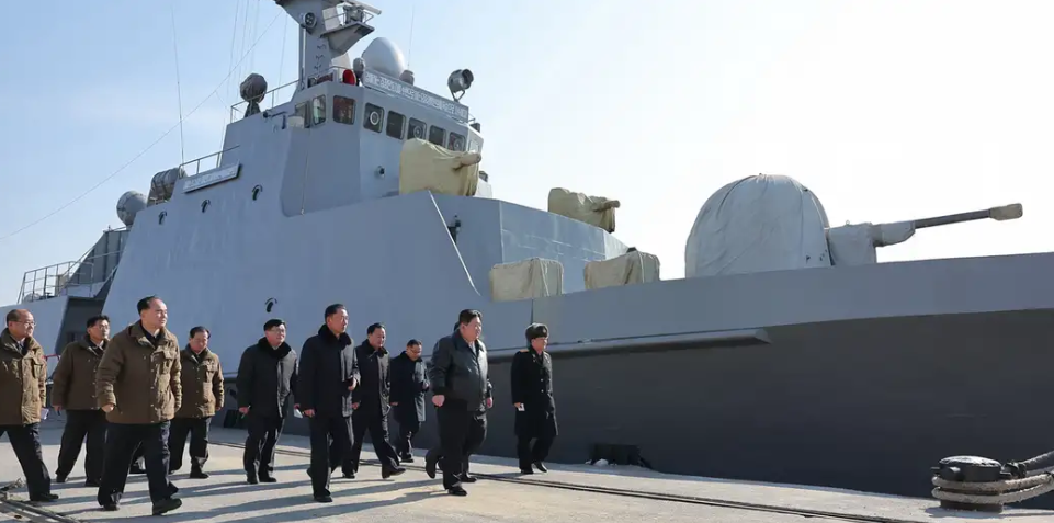 Kim Jong-un inspecciona buques y mantiene «preparativos de guerra»