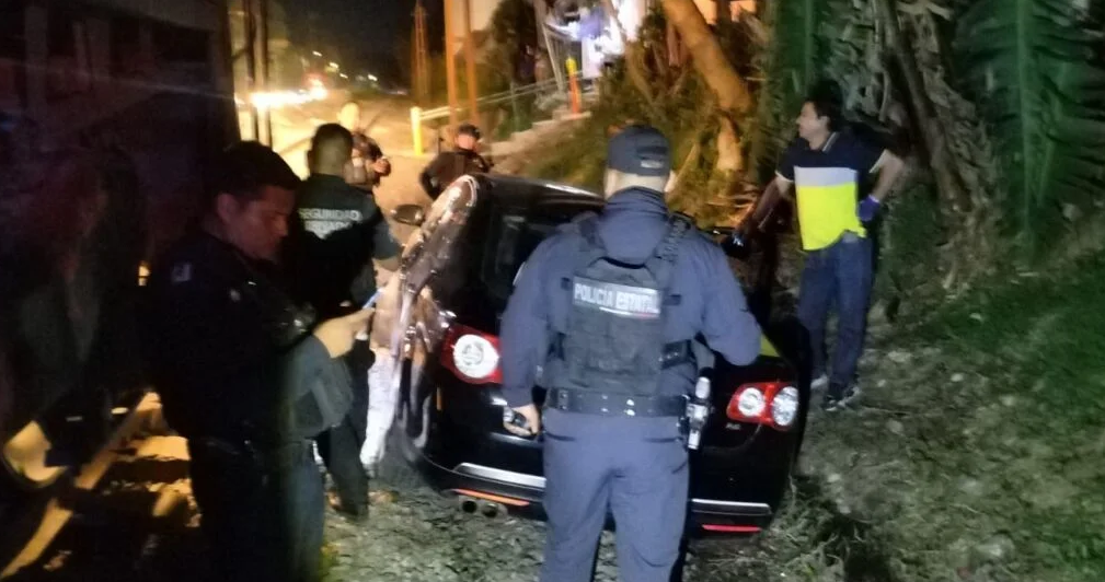 Tren arrolla vehículo que transportaba a una familia en Veracruz