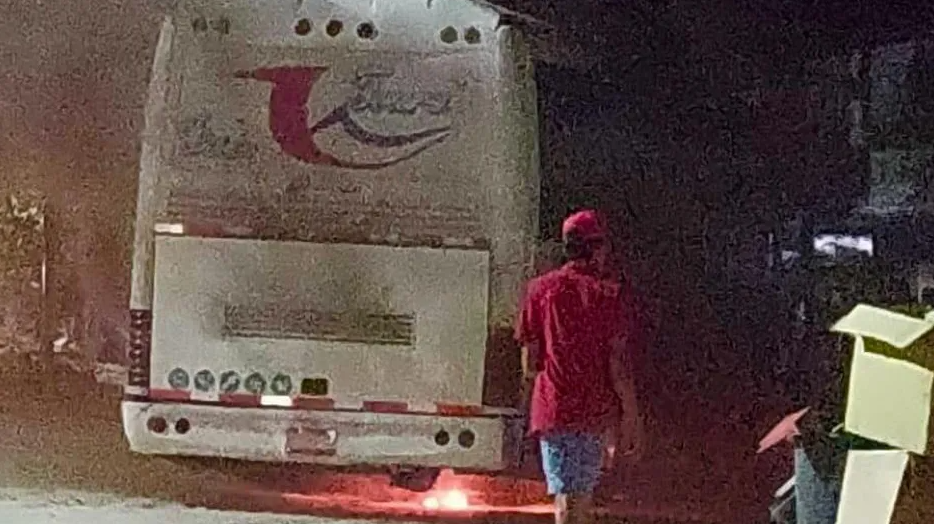 Autobús de pasajeros se incendia en la costa de Oaxaca