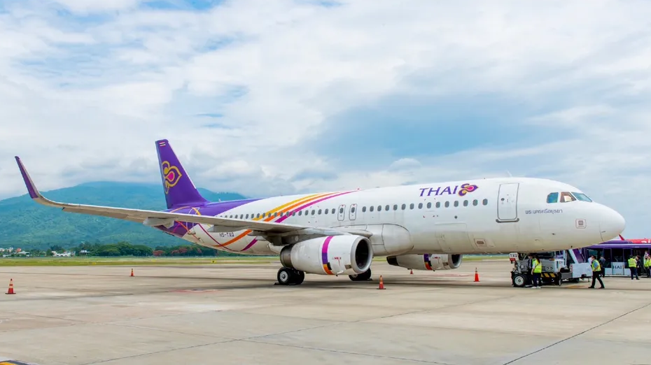 Detienen a pasajero canadiense por abrir puerta de avión en Tailandia
