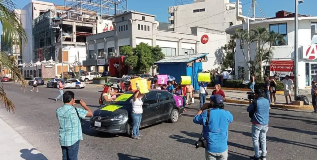 Bloquean la Costera Miguel Alemán en Acapulco por desaparición de un adolescente