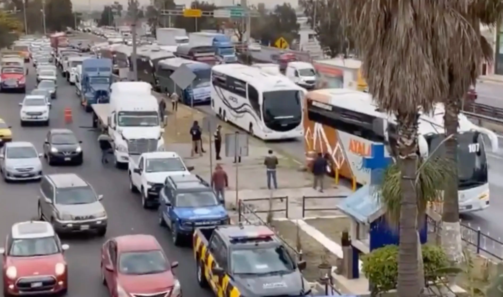 Paro nacional de transportistas tiene motivos políticos: AMLO