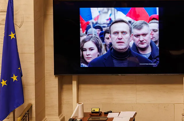 Muestran a la madre de Navalny el cadáver y el certificado de defunción de su hijo