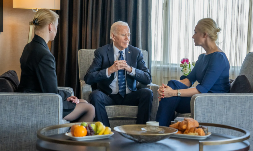 Biden se reúne con la viuda y la hija del opositor ruso Alexéi Navalni