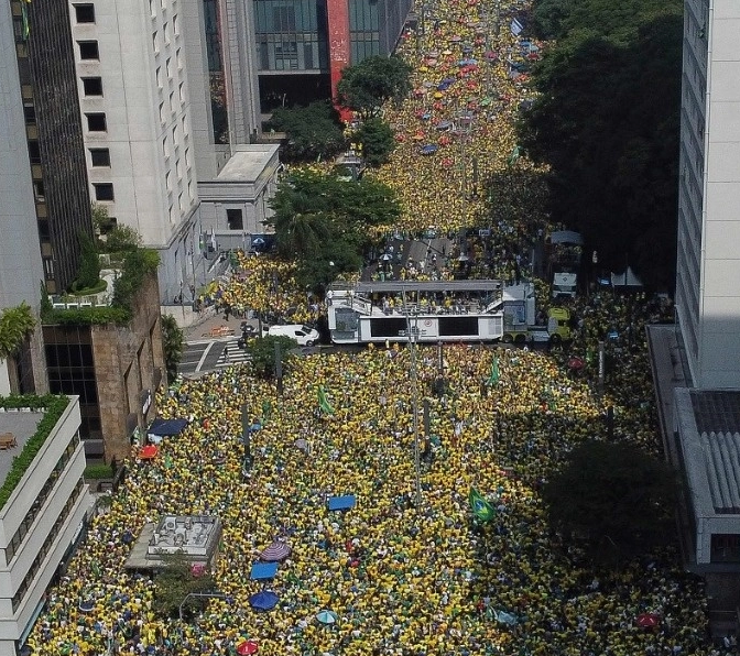Bolsonaro reúne a partidarios en medio de investigaciones en su contra