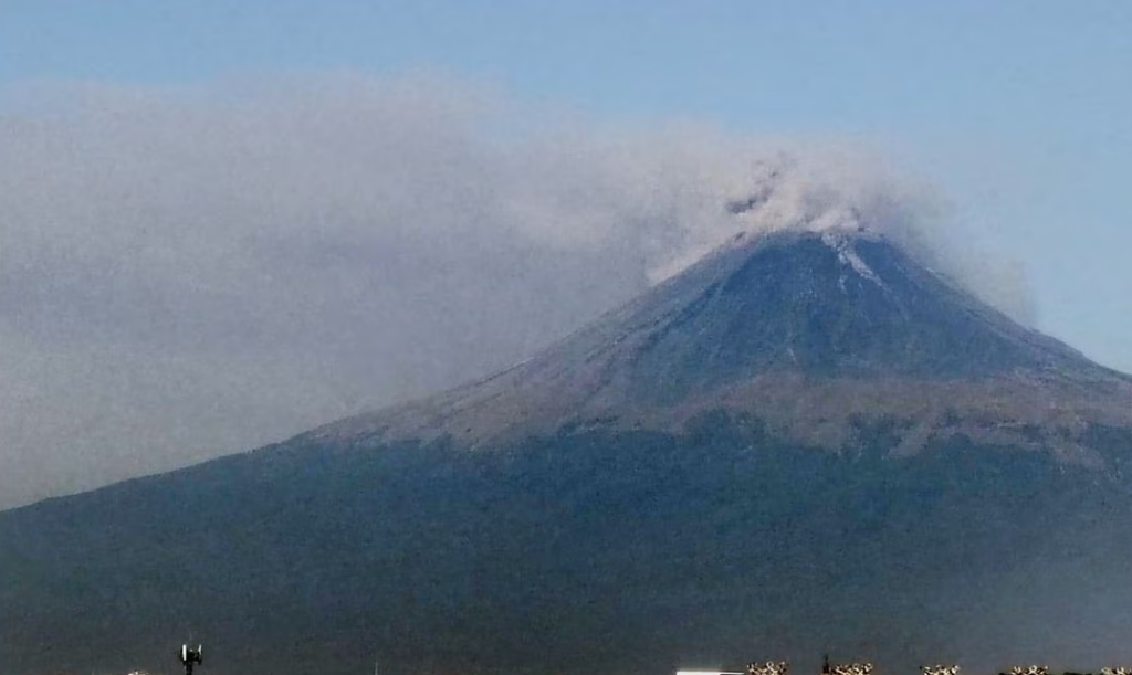 Suspenden operaciones en Aeropuerto de Puebla por caída de ceniza del volcán Popocatépetl