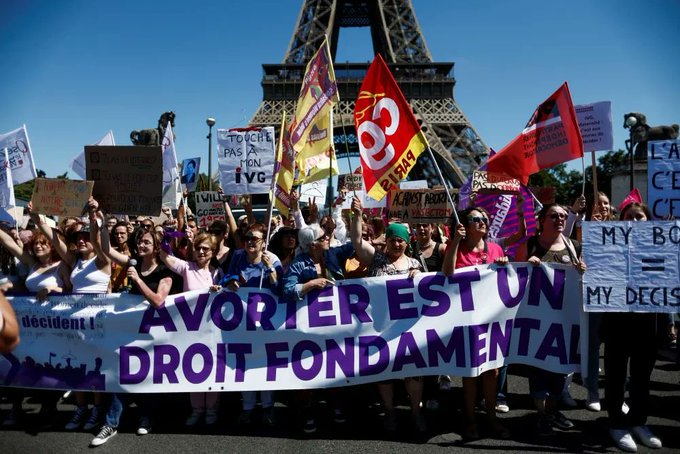 Senado francés aprueba incluir el derecho al aborto en la Constitución