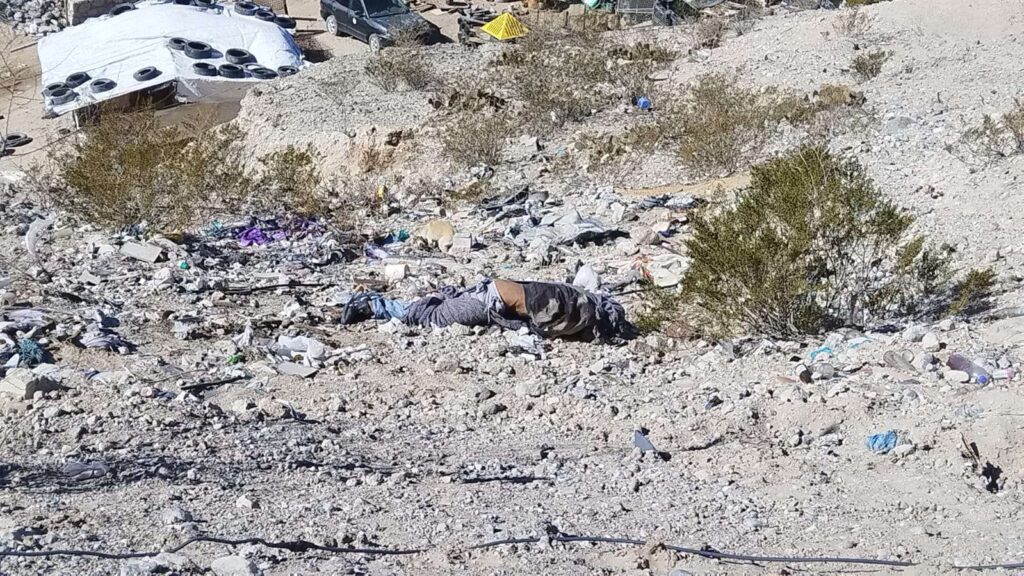 Abandonan un cadáver en un terreno baldío; estaba parcialmente cubierto con una cobija