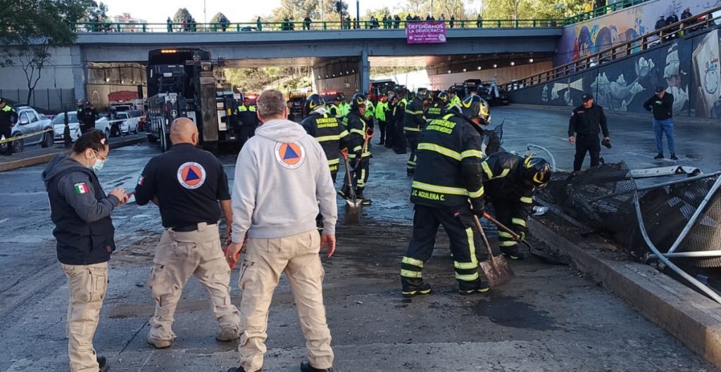 Accidente de camión de bomberos deja tres lesionados en la Miguel Hidalgo