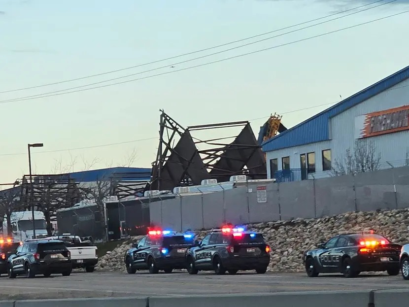 Colapso en hangar de aeropuerto en EU deja 3 muertos