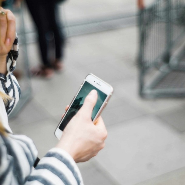 ¿Podrías lograrlo? Empresa ofrece 10 mil dólares a quienes logren estar un mes sin ocupar su celular