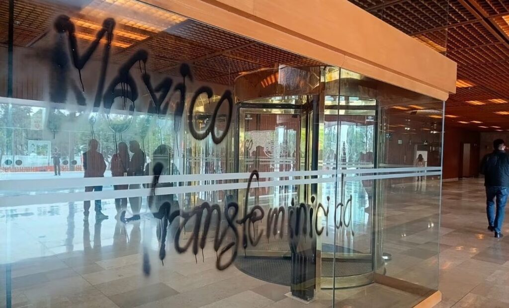 Personas trans bloquean accesos al pleno de Diputados; piden aprobar Ley Integral Trans