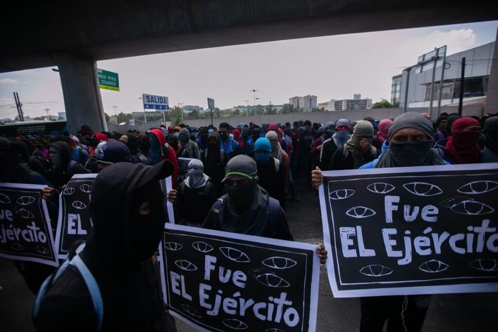 Giran nuevas órdenes de aprehensión contra ocho militares por caso Ayotzinapa