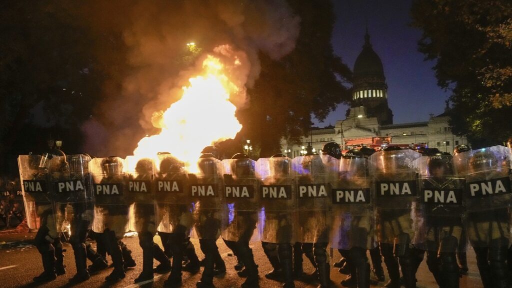 Gobierno argentino presentará denuncia penal contra manifestantes que quemaron bienes públicos