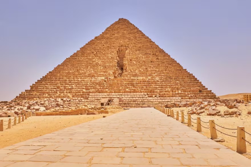 ¿Cómo es el proyecto de restauración de una de las pirámides de Giza desató polémica y división?