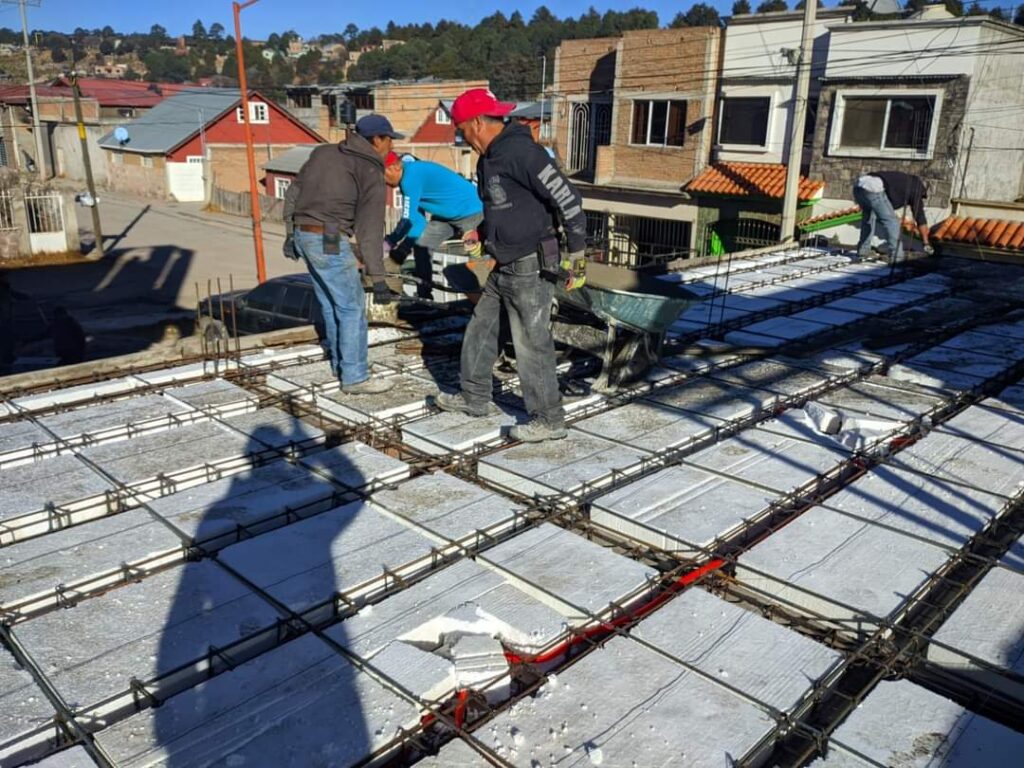 Personal de Obras Públicas ayuda en obras de iglesia