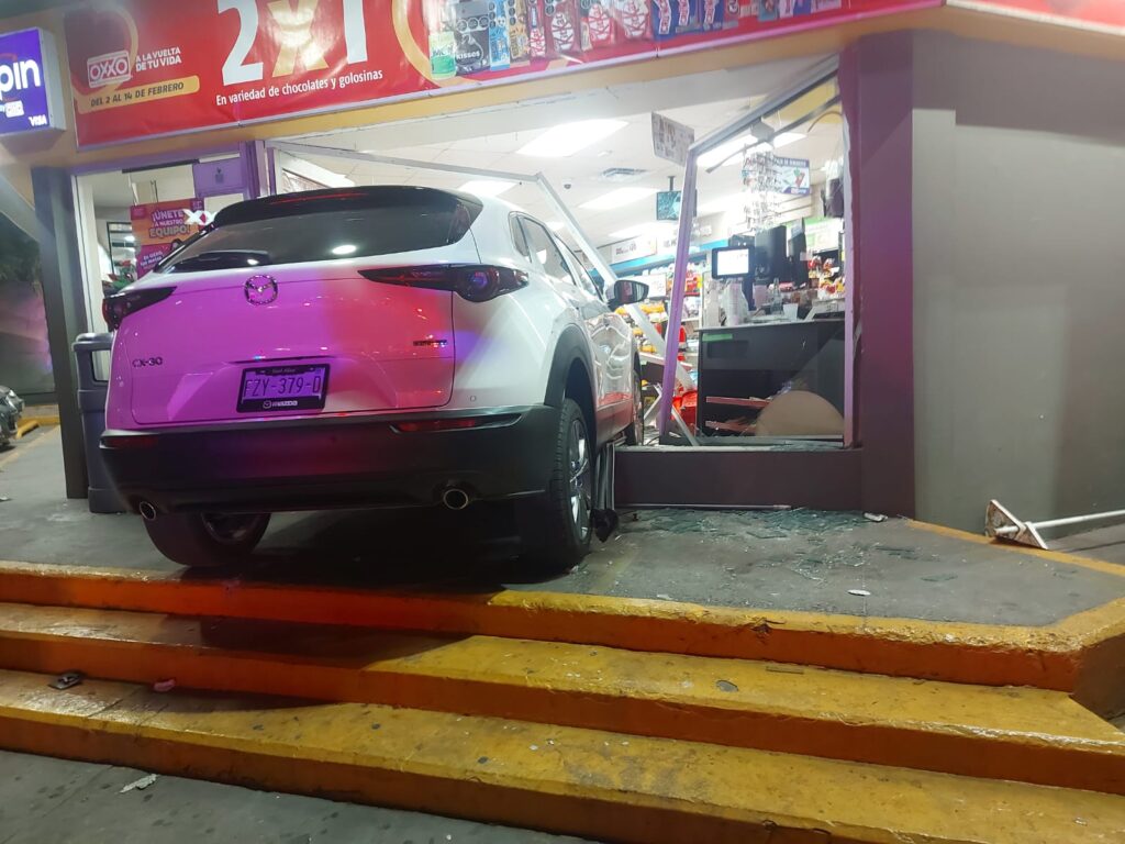 Con todo y auto entró al OXXO; andaba alcoholizada