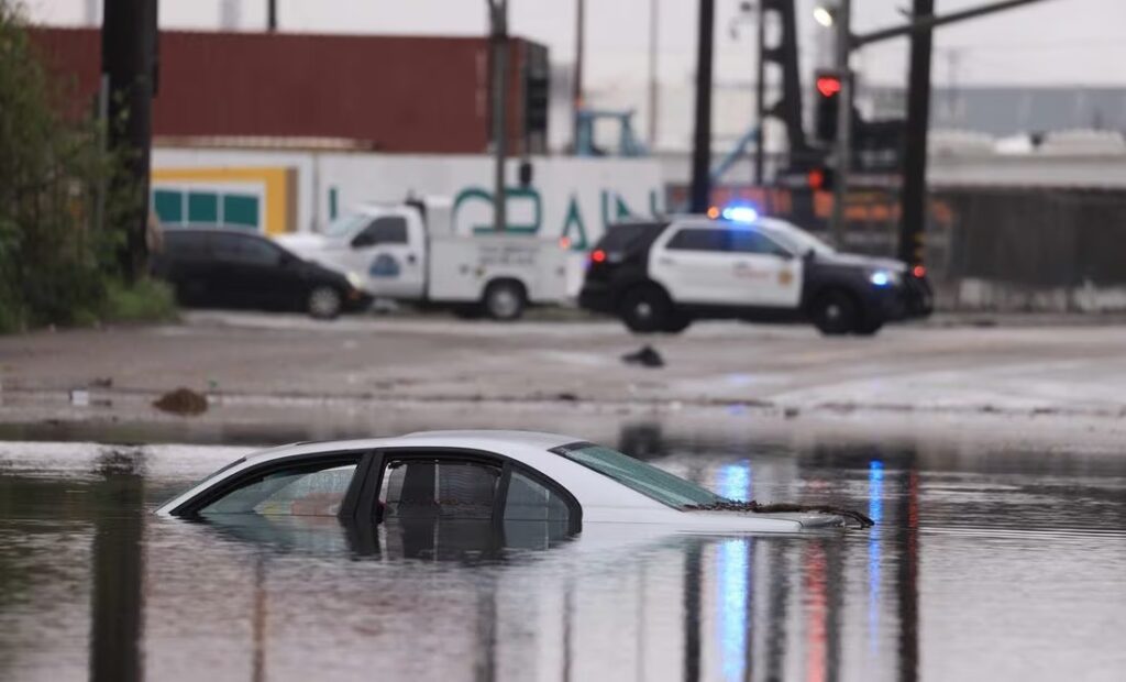 Emiten alerta de evacuación en California por tormenta e inundaciones