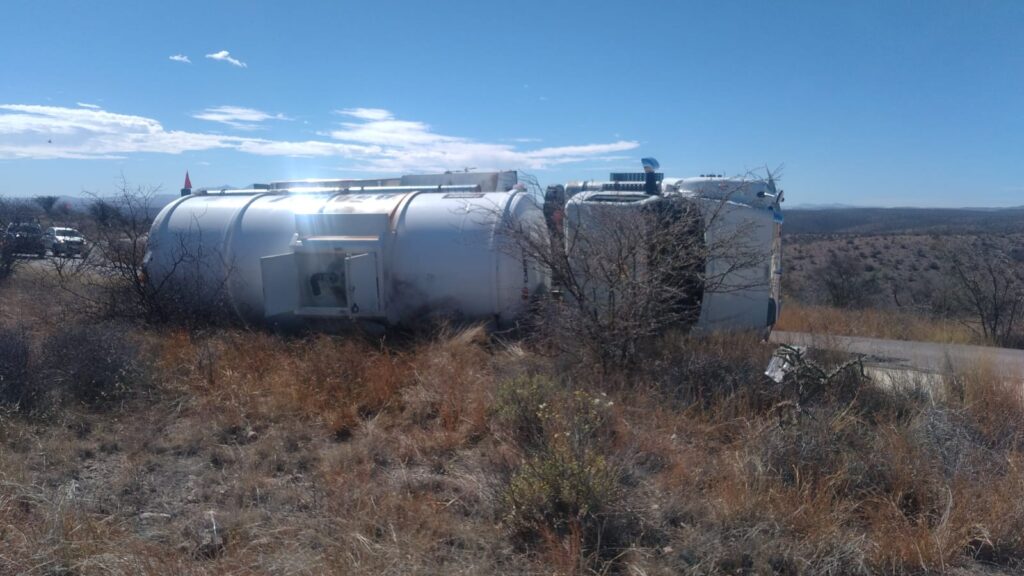 Volcó pipa con 30 mil litros de combustible