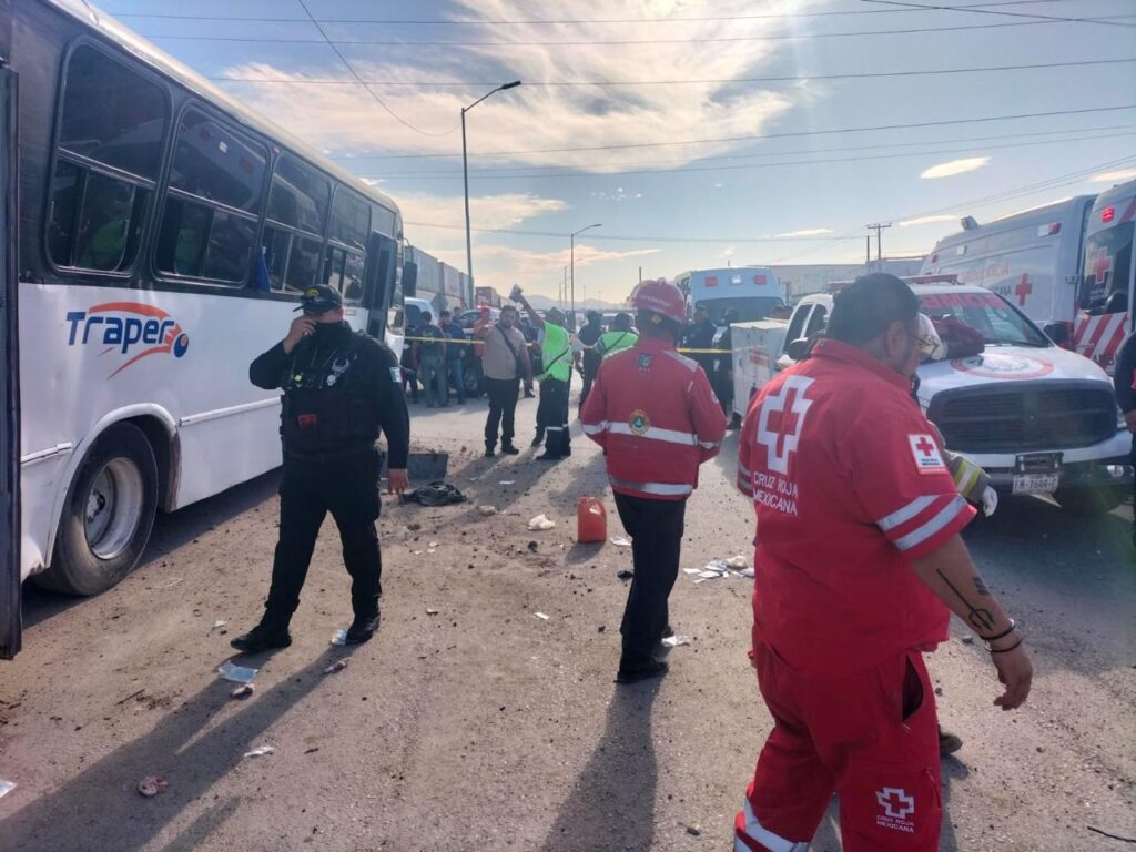 Autobús de maquila trató de ganarle el paso al tren (fotos y video)