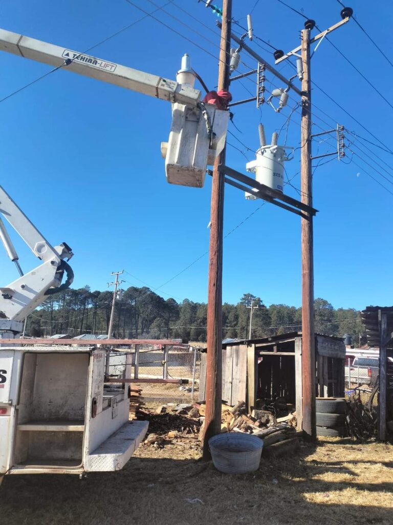 Atienden reparación de luminarias en comunidad la Campana