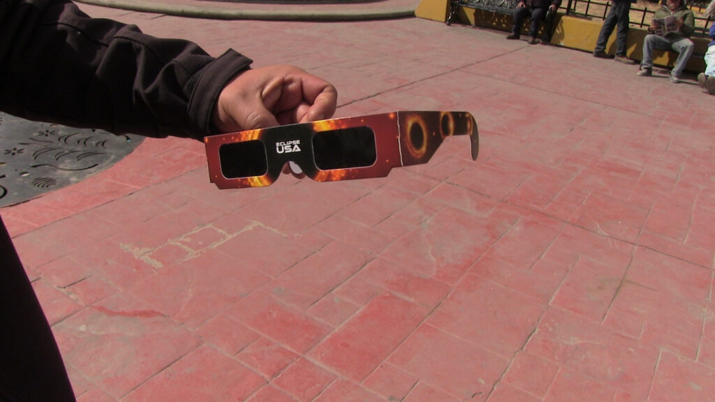Dan a conocer las gafas para apreciar el eclipse total de sol