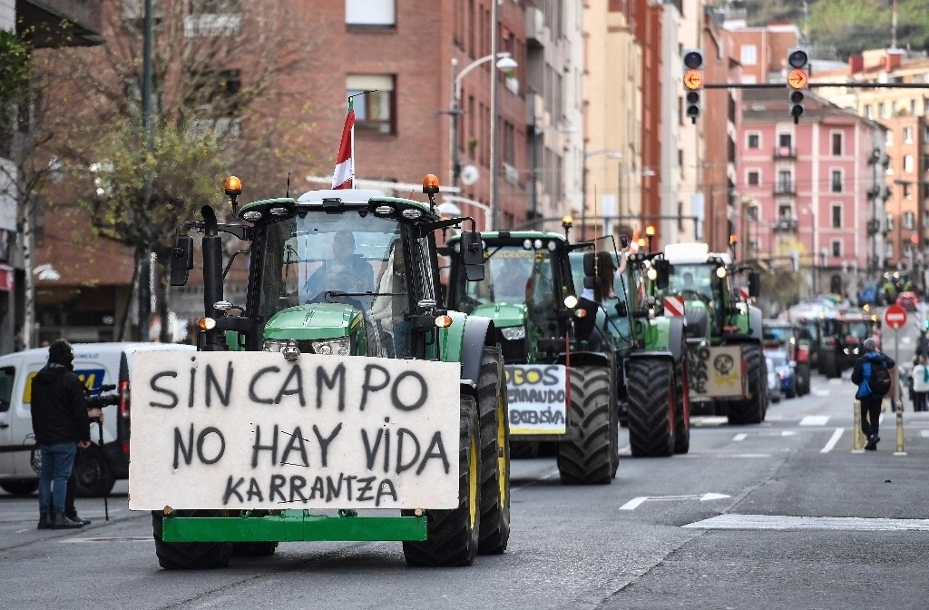 Ordenan en España masivo operativo policial contra agricultores