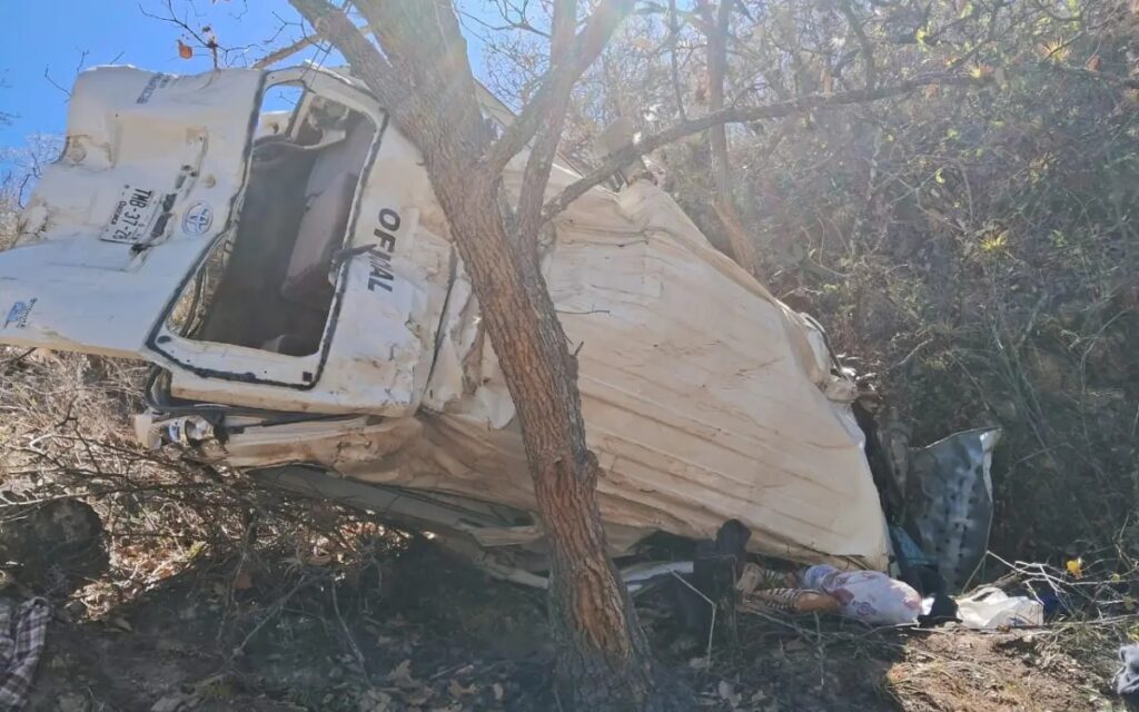 Volcadura de una urvan en la sierra de Oaxaca deja 5 muertos
