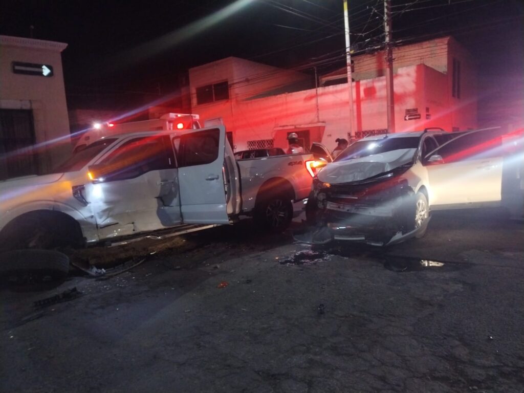 Espectacular choque de camionetas blancas
