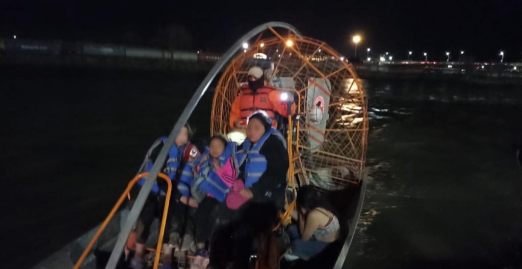 Hallan con vida a 11 migrantes de Guatemala y Honduras en el río Bravo