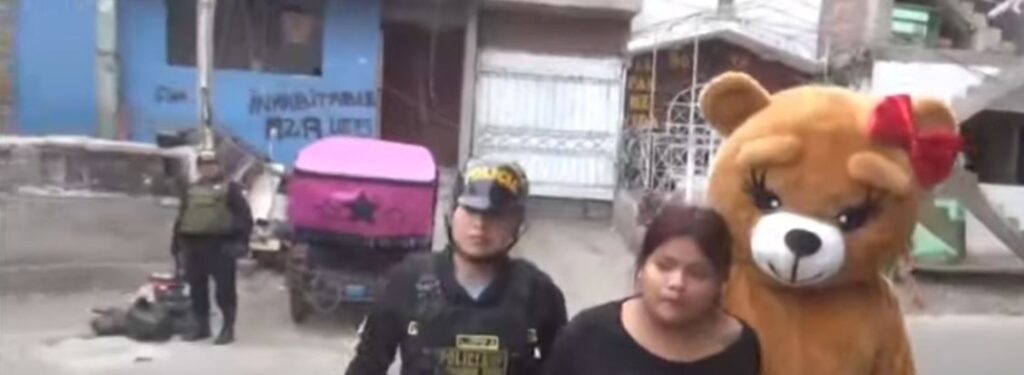 Policía se disfrazó de oso gigante para sorprender a narcotraficante y así detenerla