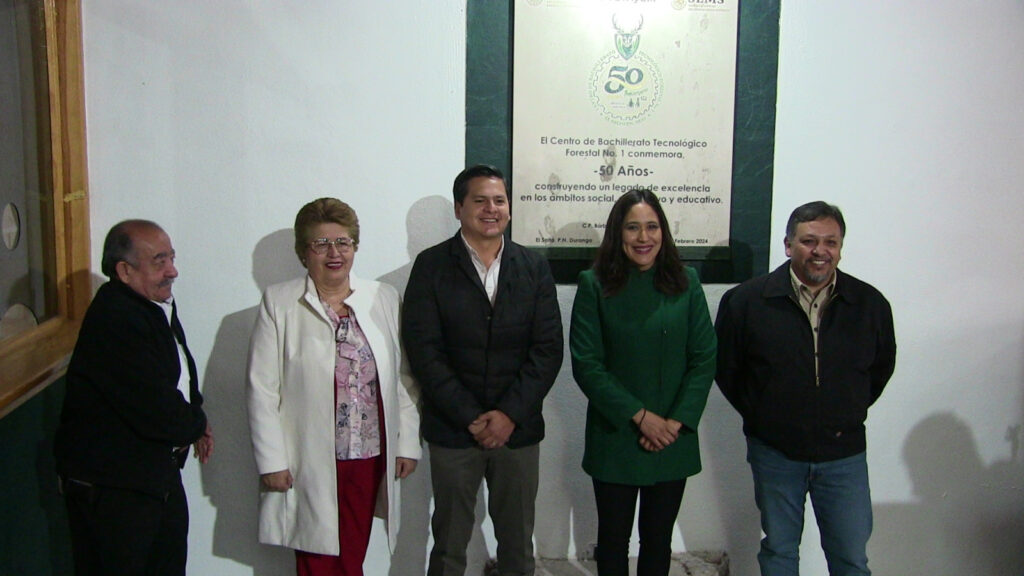 Revelan placa del 50 aniversario del CBTF El Salto