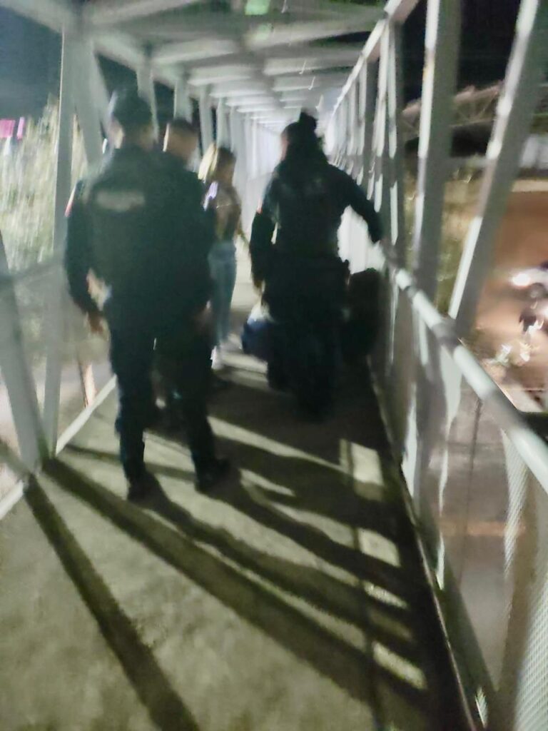 Policías salvan a mujer de que se quite la vida