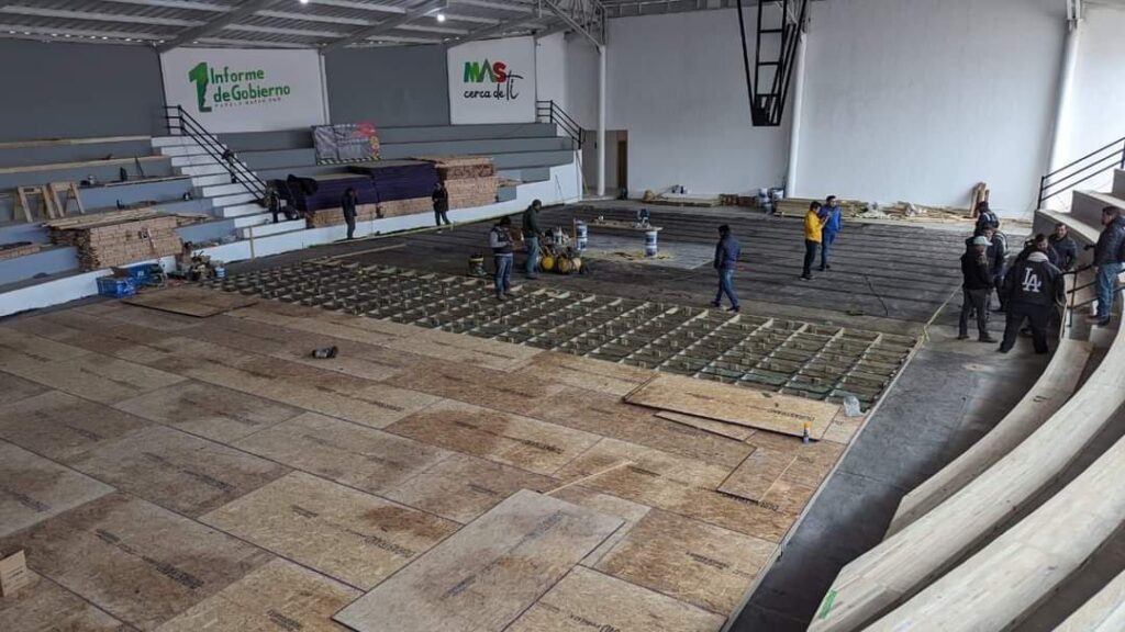 Avanzan trabajos en cancha de básquetbol y auditorio aserraderos