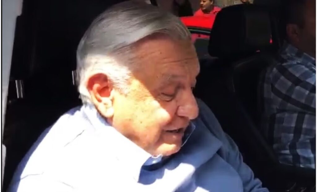 «Todo bien y sin novedad», AMLO tras marcha por la democracia