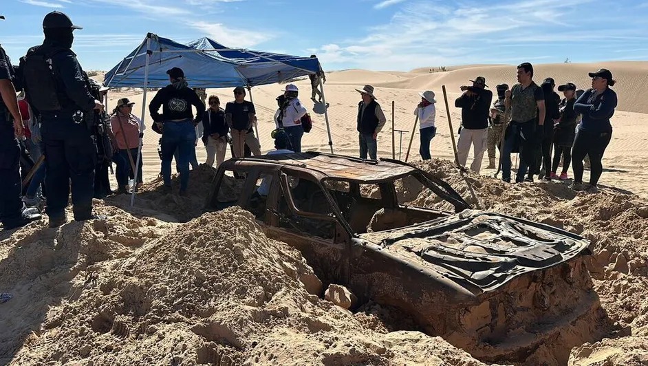 Colectivos hallan camionetas quemadas y restos humanos en Baja California