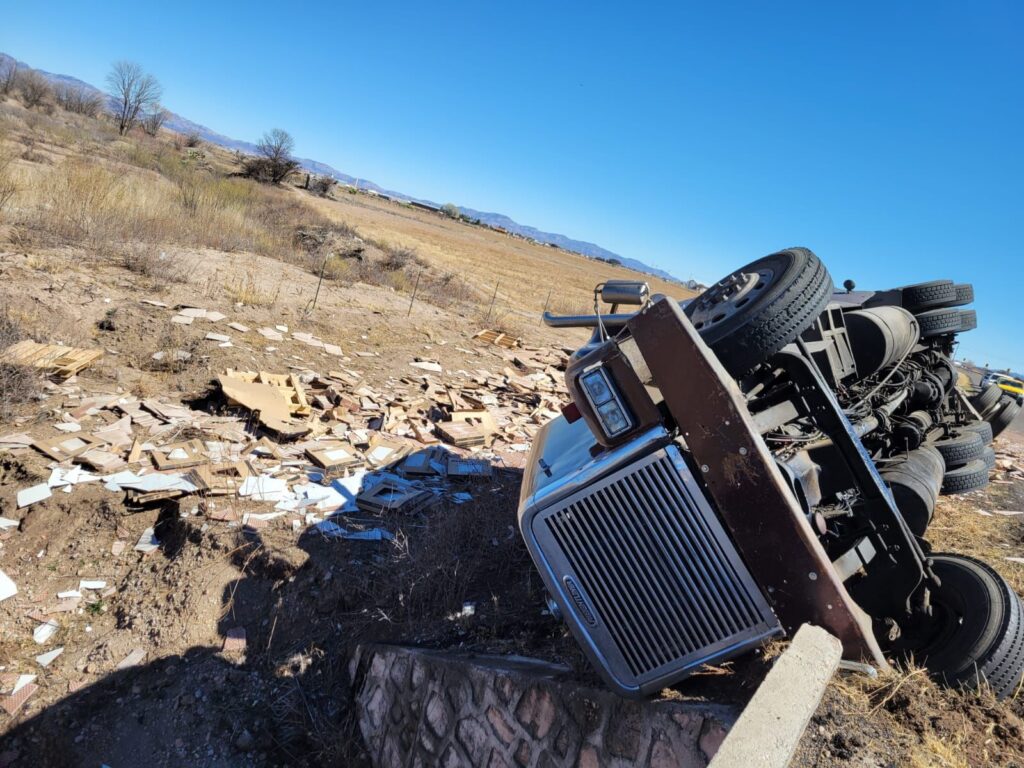 Tráiler quedó destrozado tras volcadura (fotos)