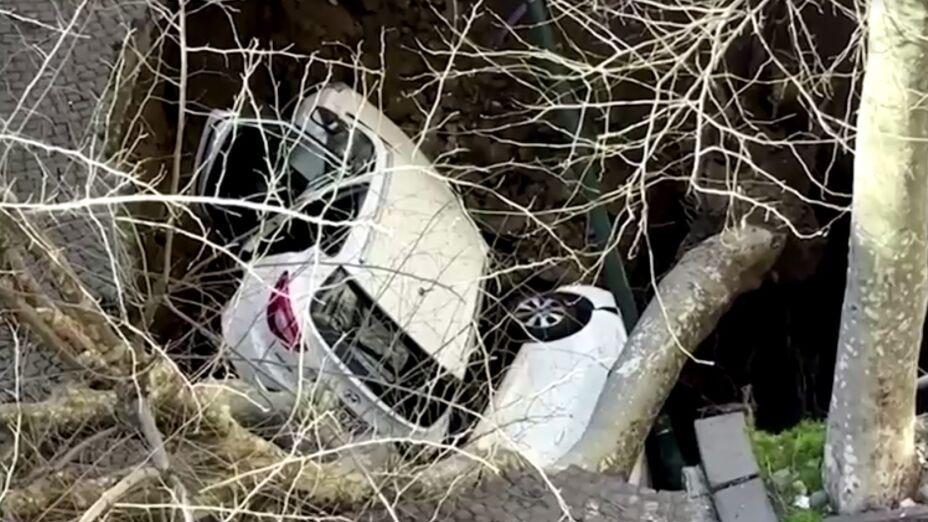 Agujero se traga dos autos en Nápoles; esto se sabe
