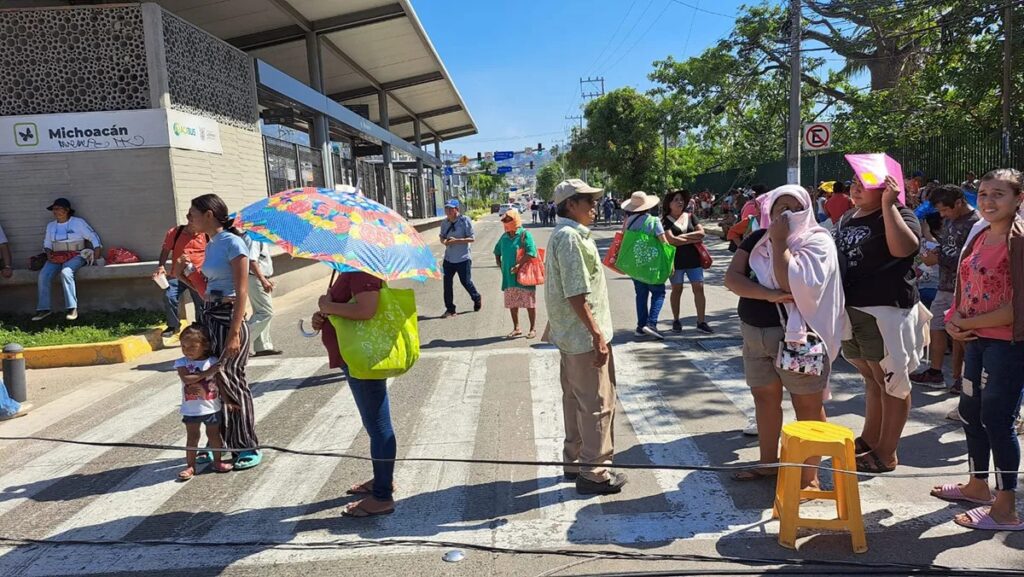Damnificados por Otis realizan a bloqueo en Acapulco; policías y GN los desalojan