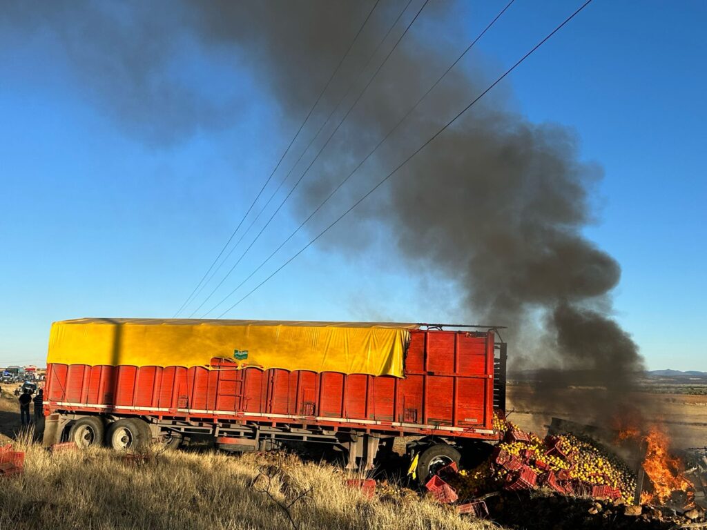 Tráiler contra automóvil dejó trágico incendio (video)
