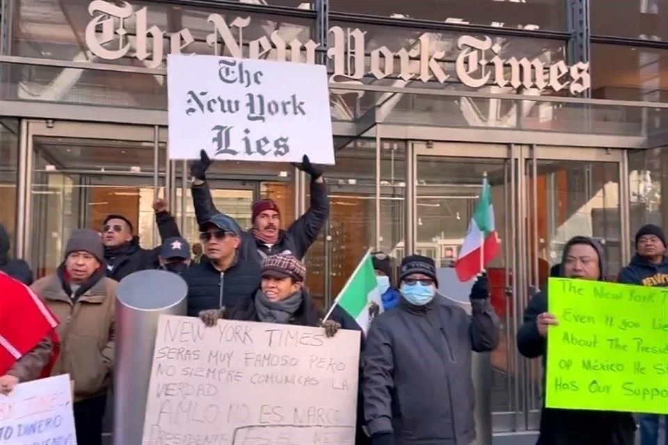Seguidores de AMLO protestan frente a oficinas del The New York Times