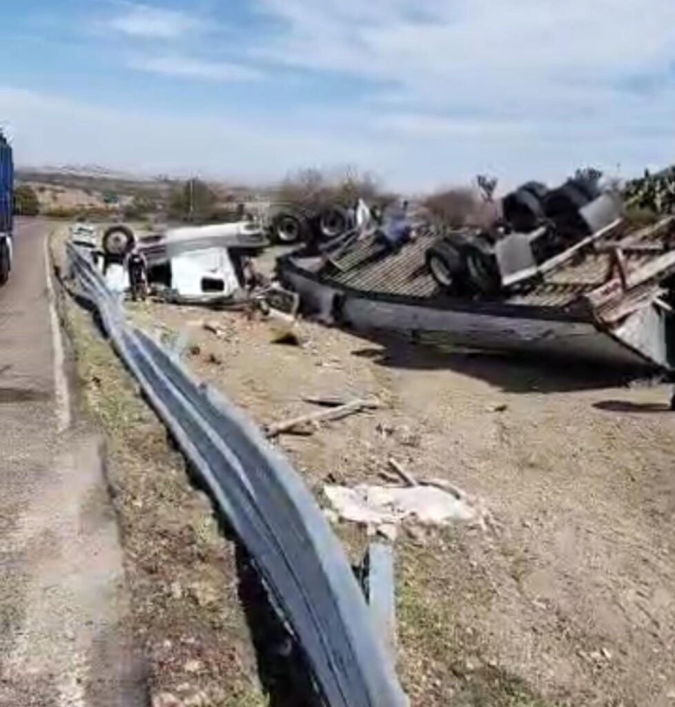 Vuelca tráiler cargado de tomates por la libre a Mazatlán
