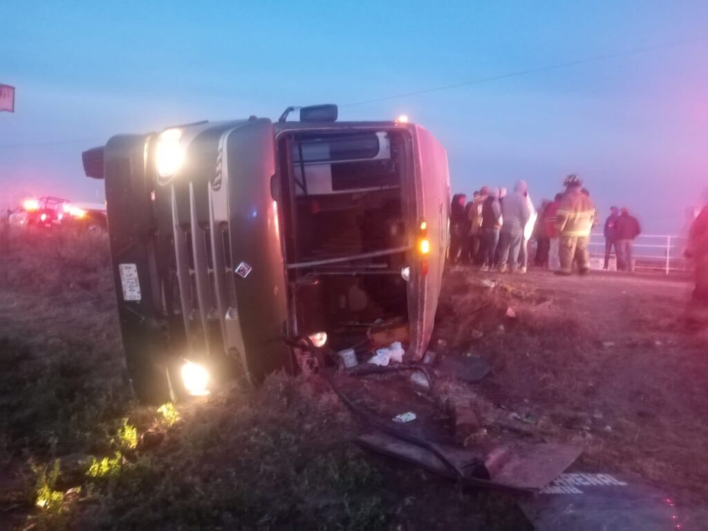 Vuelca autobús con estudiantes (video)