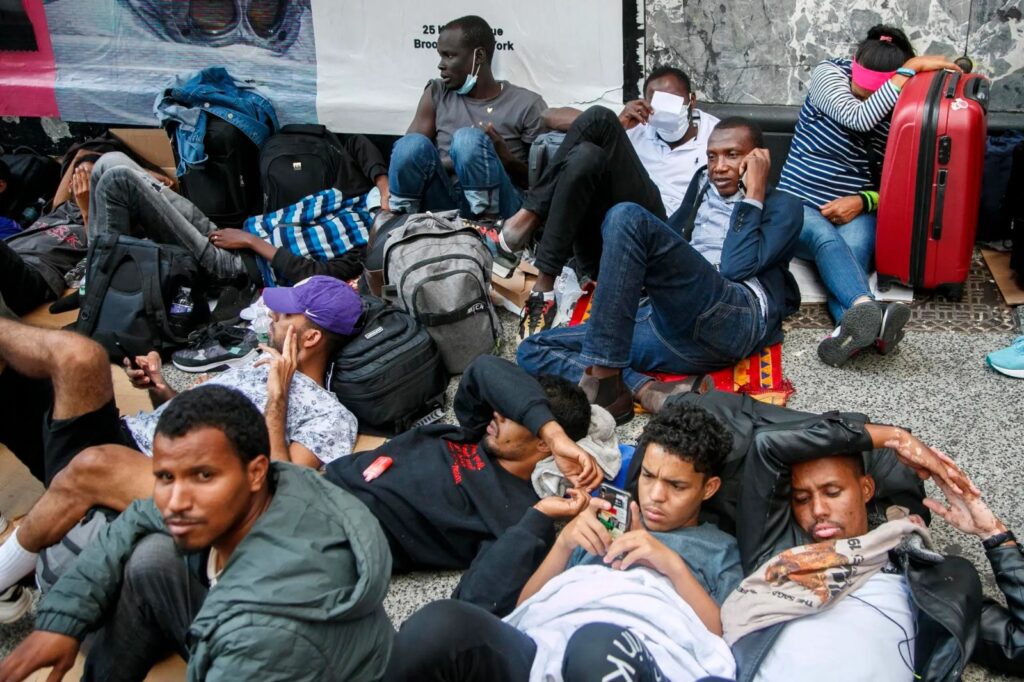 Juez de EU detiene ley de Texas que autoriza a policías expulsar a migrantes