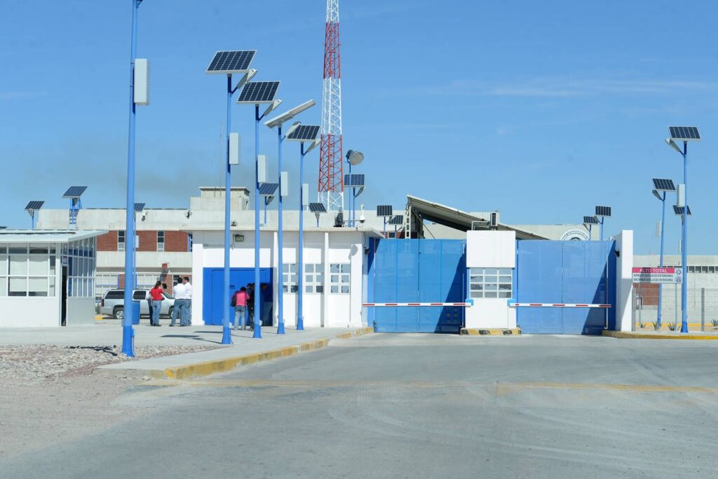 Custodios del penal le hallaron el “clavo” al visitante