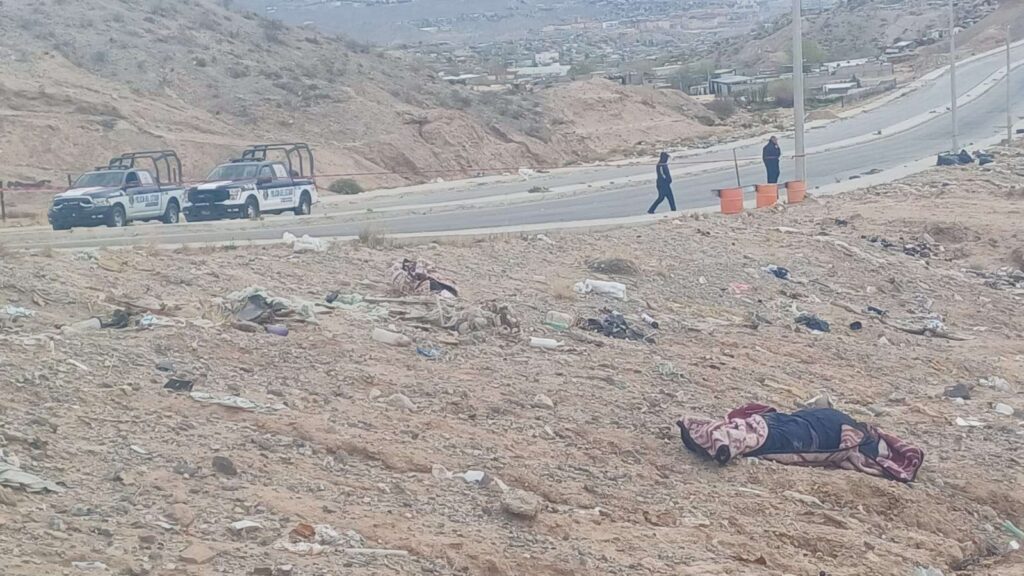 Dejan 2 cuerpos encobijados a un lado de la carretera a las orillas de la ciudad