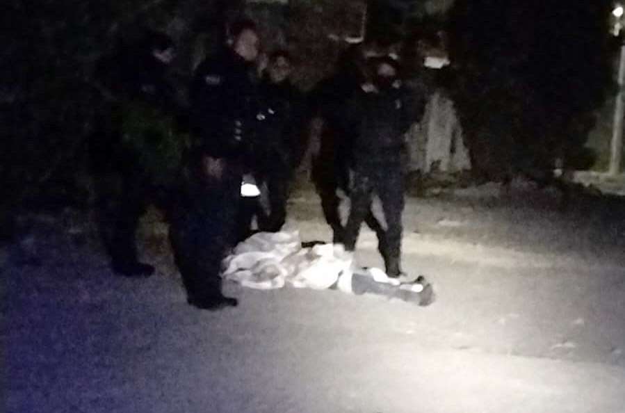 Abandonan un cadáver envuelto en una cobija; tenía un disparo en el rostro